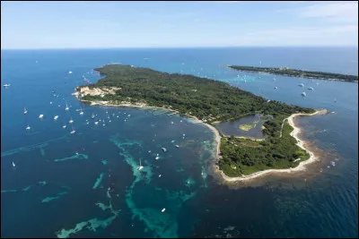C'est la plus étendue, avec 2 km² et 20 habitants, des îles de Lérins. Elle est séparée du cap de la Croisette, à Cannes, par un détroit de 1 300 m de largeur. C'est ...