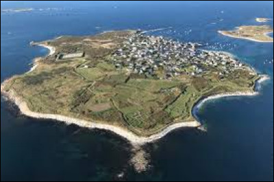 Cette petite île de 72 hectares et 140 habitants, située entre le continent et Ouessant, se trouve à 15 km de la côte ouest du Finistère, c'est ...