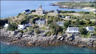 C'est un archipel situé à 16 km au large de Granville, constitué de nombreux ilots, rochers et d'une île principale de 45 ha :