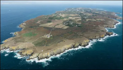 Cette île de près de 15 km² et plus de 2 000 habitants, se situe à 5,3 km au large de la côte sud de la Bretagne :