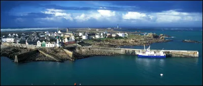 Cette petite île de 50 ha et 240 habitants, située dans le Sud-Est de la mer Celtique, à 7 kilomètres à l'ouest de la pointe du Raz, c'est ...