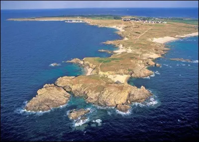Cette île de 2 km² et 99 hab, située au large de la côte Sud de la Bretagne, entre Belle-Île et la pointe du Croisic, c'est ...