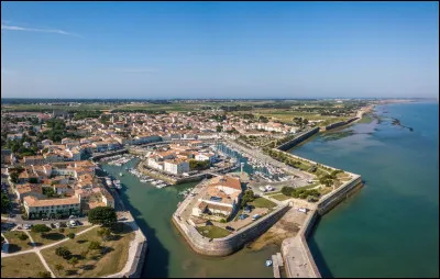 C'est la quatrième plus grande île de France métropolitaine, avec 85 km² et 17 000 habitants ; elle se situe au large des côtes de la Charente-Maritime et au sud de la Vendée, face au port de La Rochelle :