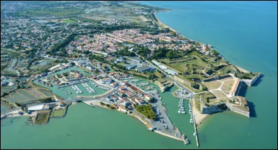 Cette grande île de 174 km² et 22 000 habitants, située au large des côtes de la Charente-Maritime et au nord de l'estuaire de la Gironde, séparée du continent et des autres îles par des détroits nommés pertuis, c'est ...