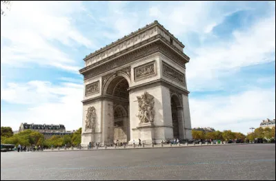 En quelle année fut achevée la construction de l'Arc de Triomphe à Paris ?