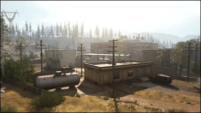 Que peut-on voir d'inscrit en rouge sur le toit de TV Station (et un peu partout dans le bâtiment) ?