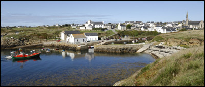 Cette île de la mer Celtique, de 15 km² et peuplée d'un peu moins de 1000 habitants, est la terre habitée la plus occidentale de la France métropolitaine : elle est située à l'ouest de la partie continentale de la Bretagne, à 18,5 kilomètres à l'ouest-nord-ouest de la pointe de Corsen :