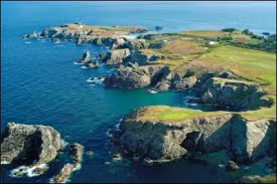 C'est une île de 85 km² et 5 500 habitants, au sud de la Bretagne dans le département du Morbihan, à 12,3 km au sud de Quiberon :