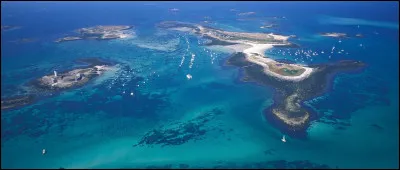 C'est un archipel de 9 îles et plusieurs îlots, situé à une douzaine de kilomètres au large de la côte de Cornouaille, à l'ouest de l'île de Groix :