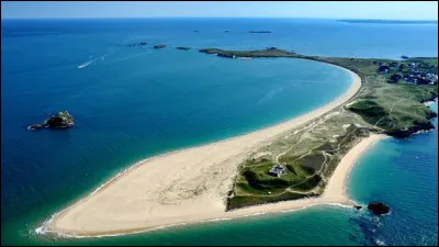 Cette petite île de 2,9 km² et 230 habitants, située entre Belle-Île, la presqu'île de Rhuys et Quiberon :
