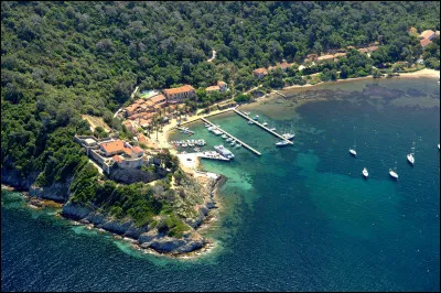 Cette île de 7 km² et 30 habitants est une des îles d'Hyères ; elle se situe face au cap Bénat, entre l'île du Levant et Porquerolles :