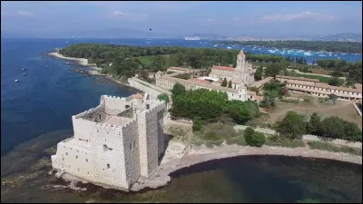 C'est une des îles de Lérins, la plus éloignée de la côte ; avec 37 ha et 20 habitants, elle est plus petite que Sainte-Marguerite :