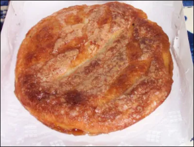 Quelle est cette galette, une spécialité bretonne élaborée à partir de pâte à pain recouverte de beurre et de sucre ?