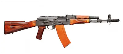 Quel est ce ce fusil d'assaut automatique, robuste, fiable, facile d'entretien et peu coûteux ?