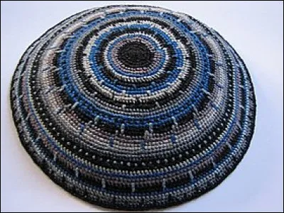 Quel est le nom de la calotte portée par les juifs pratiquants ?