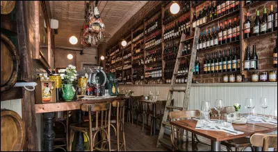 Grâce au cépage merlot, ce vin réputé de Bordeaux possède des arômes de truffe. Quel est-il ?