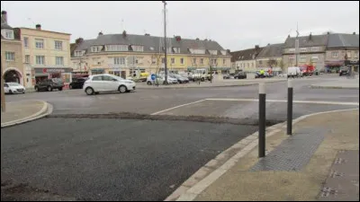 Petite ville de 3 300 habitants du département d'Eure-et-Loir, située en bordure des collines du Perche :