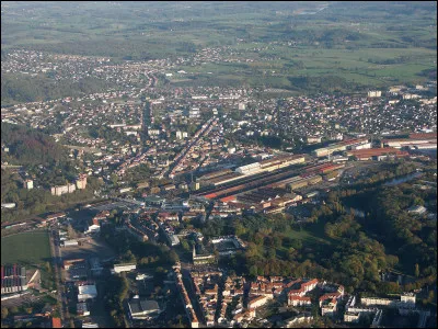 Ville de 20 000 habitants du département de Saône-et-Loire, à la longue tradition industrielle :