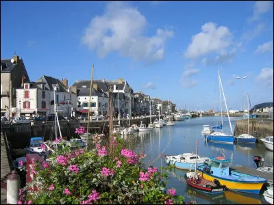 Petite ville de 4 000 habitants, située sur la rive nord de l'estuaire de la Loire, en bordure de la presqu'île de Guérande :