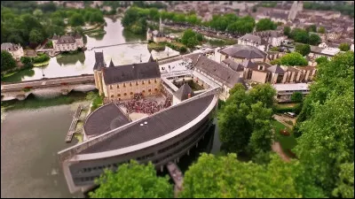 Ville de 15 000 habitants du département de la Sarthe, traversée par le Loir :