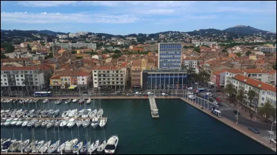 Ville de 65 000 habitants du département du Var, dans l'agglomération de Toulon :