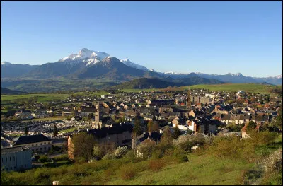 Petite ville de 5 000 habitants du département de l'Isère, située sur un plateau au dessus de la vallée du Drac :