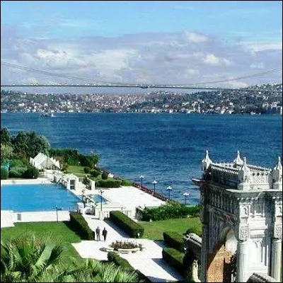 Comment appelle-t-on un bras de mer situé entre deux terres rapprochées ?