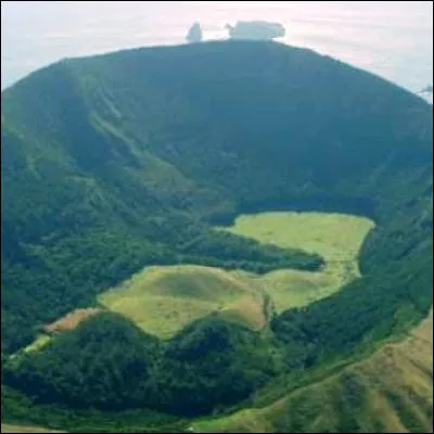 Comment appelle-t-on un cratère volcanique dont la partie supérieure s'est effondrée suite à une éruption ?