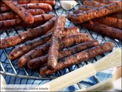 Quel est le nom d'une c&eacute;l&egrave;bre saucisse rouge &eacute;pic&eacute;e faisant souvent partie d'un barbecue ?