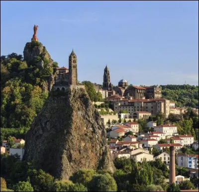 Ville du département de la Haute-Loire, capitale du Velay :