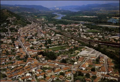 Petite ville de 8 600 habitants du département de l'Ardèche, située en bordure du Rhône :