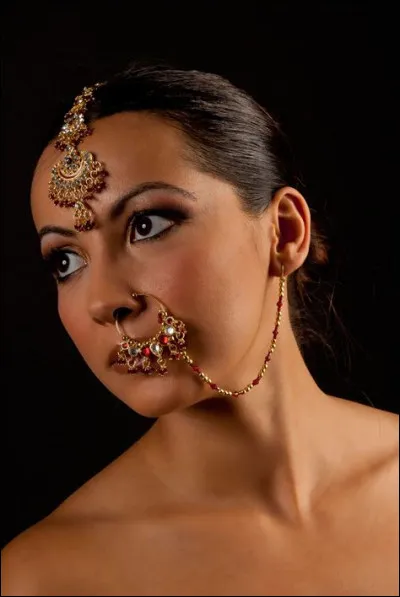 Où ce nez joliment orné pointe-t-il ?