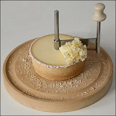 Quel est ce fromage suisse au lait cru de vache qui se consomme sous forme de rosettes ?