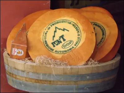 Quel est ce fromage italien au lait cru de vache produit dans la vallée d'Aoste ?