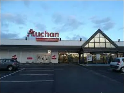 Durant quelle décennie a été fondée l'enseigne "Auchan" ?