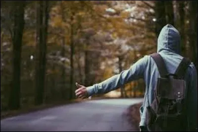 Que faut-il ajouter à "auto" pour obtenir le nom donné à une personne au bord d'une route qui cherche un véhicule pour l'amener quelque part ?