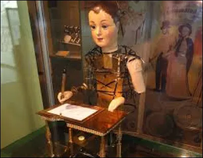 Que faut-il ajouter à "auto" pour obtenir le nom d'un dispositif reproduisant en autonomie une séquence d'actions prédéterminées sans l'intervention humaine ?