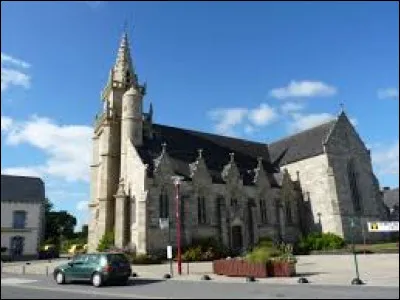 Nous sommes en Bretagne devant l'église Saint-Pierre de Maël-Carhaix. Commune de l'arrondissement de Guingamp, elle se situe dans le département ...