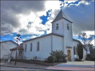 Nous sommes dans le Grand-Est devant l'église Saint-Quentin de Pulnoy. Ville de la métropole du Grand Nancy, elle se trouve dans le département ...