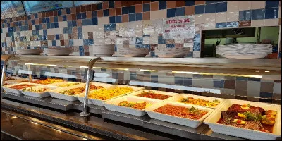 Puis, c'est ici que les élèves et les personnels déjeunant sur le site récupèrent leur plateau-repas. Ceci est le...