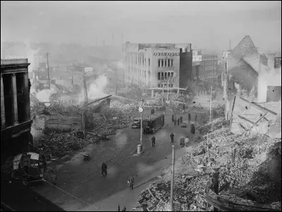 Quelle ville anglaise a été détruite dans la nuit du 14 au 15 novembre 1940 ?