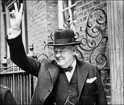 Il a déclaré le 4 juin, après l'opération de Dunkerque, "... nous défendrons notre Île...nous nous battrons dans les champs et dans les rues...nous ne nous rendrons jamais" : Qui est alors le premier ministre britannique ?