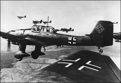Quelle est l'utilisation des Junkers Ju 87 "Stuka" par la Luftwaffe ?