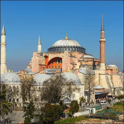 Quelle mosqu&eacute;e a &eacute;t&eacute; construite au XVIIe si&egrave;cle juste en face de la basilique Sainte-Sophie &agrave; Constantinople ?