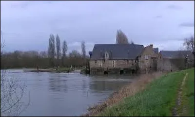 Voici le moulin de Corzé, sur le Loir. Commune des Pays-de-la-Loire, elle se situe dans le département ...
