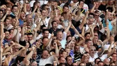 Quel ancien joueur d'Arsenal s'est rendu célèbre pour avoir chambré les fans des Gunners en célébrant son but devant leur kop après une course de 90 mètres ?