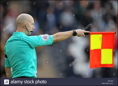 Quel ancien joueur d'Arsenal détient le record de hors-jeu en Premier League ?