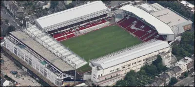Quel était le nom de l'ancien stade d'Arsenal avant l'Emirates Stadium ?
