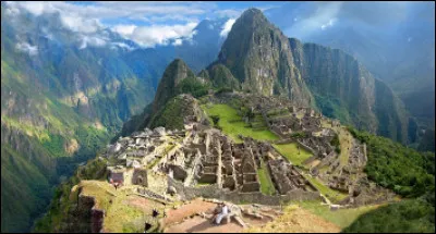 Quelle est cette ancienne cité inca du Pérou perchée sur un promontoire rocheux ?