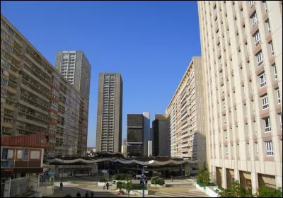 Ville de 43 000 habitants du département de la Seine-Saint-Denis, située dans la banlieue nord de Paris :
